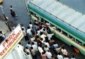 中級ホテルのバルコニーからインドの町をのぞき見る。