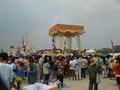タイ・バンコクのソンクラーン(タイ正月) 水掛けだけじゃなくてお参りもね。