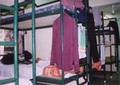 スバのドミトリー。普段とは毛色の違う旅人に振り回される。