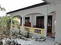 西洋人に人気のコースターコテージ。どんな旅行者と会うかは運次第。