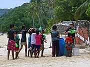 ピピ島でソンクランの水掛を楽しむ子供達