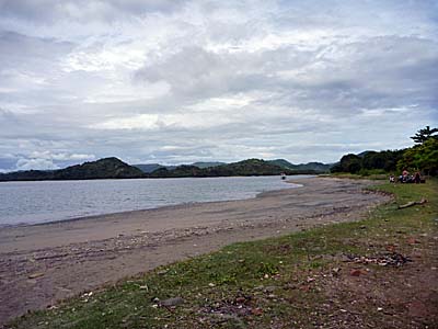 スコトン半島からギリ・アサハンへの迎えの船を待っていた海岸。