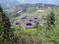 福建省客家土楼:田螺坑土楼群景区に裏口入場。