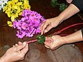 プユマ族 大猟祭:祭前日の準備で花の冠とアバイを作る。
