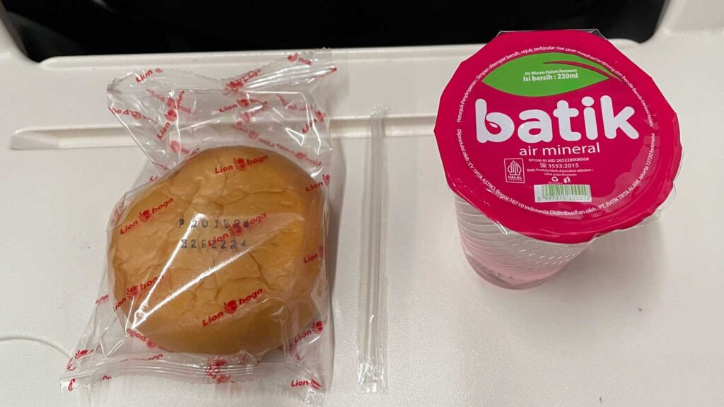 ライオン航空の機内食の写真