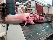 メキシコ　プエブラの市場の豚