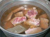 豚肉の骨付肉をバクテーの素と煮る