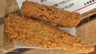 北海道最初のご飯はお惣菜屋でホッケフライをがぶり。