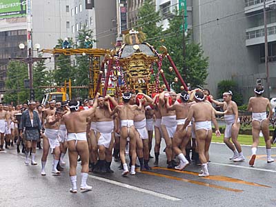 鹿児島祇園祭　男御輿を回しているところ