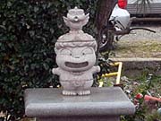 銚子電鉄のホームにいる　桃鉄　ボンビー神の像
