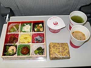 JALの台湾行きの機内食は先月の大連線と寸分違わず・・・。