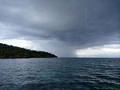 ハッタ島に大きな雨雲が近づく