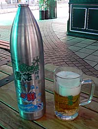 砲弾入りの雪花生ビールとジョッキ