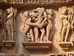 カジュラホの寺院の彫刻：神様のまぐわい