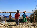 ウロス島の子供とボート
