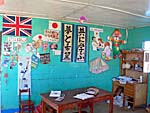ウロス島の小学校の教室。日本語の書き初めが飾ってある