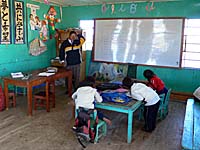 ウロス島の学校の教室