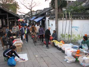 市場では蟹や野菜が売られていた