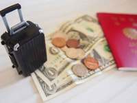 旅行鞄とお金とパスポート写真素材