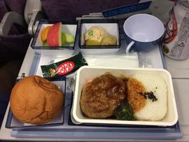 パラオはチャイナエアラインで台北経由。機内食はほぼ中華飯。