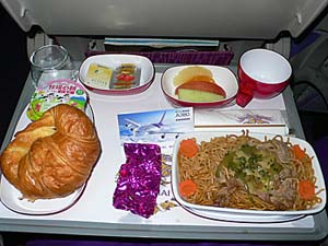 タイ国際航空もインド線はカレー。金時豆のカレーって微妙。