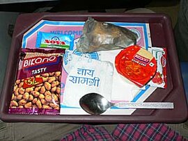 インド・ラジダニエクスプレスの車内食。10年前とほぼ同じ。